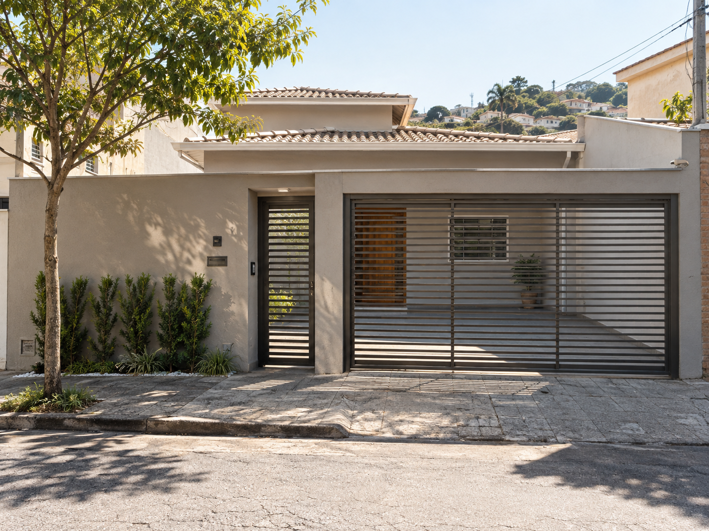 Casa simples e organizada em contexto urbano